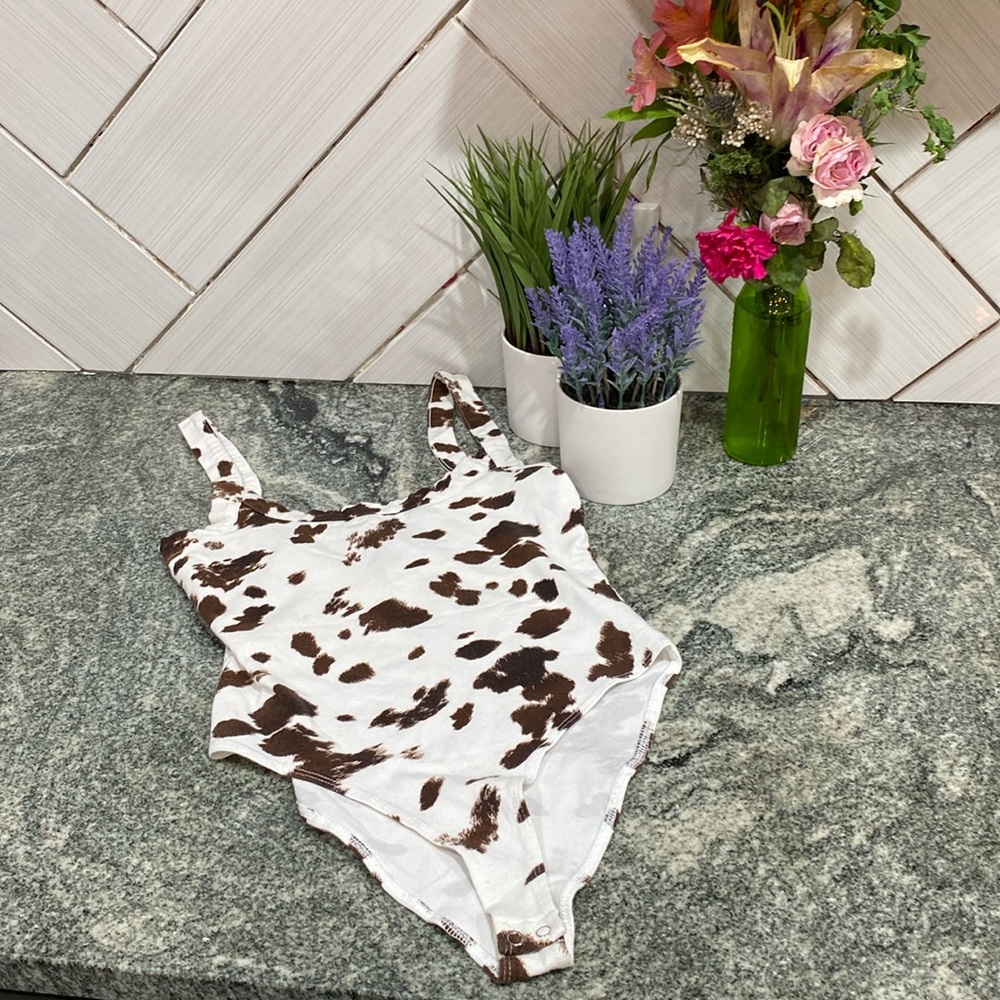 Juniors medium cow print bodysuit